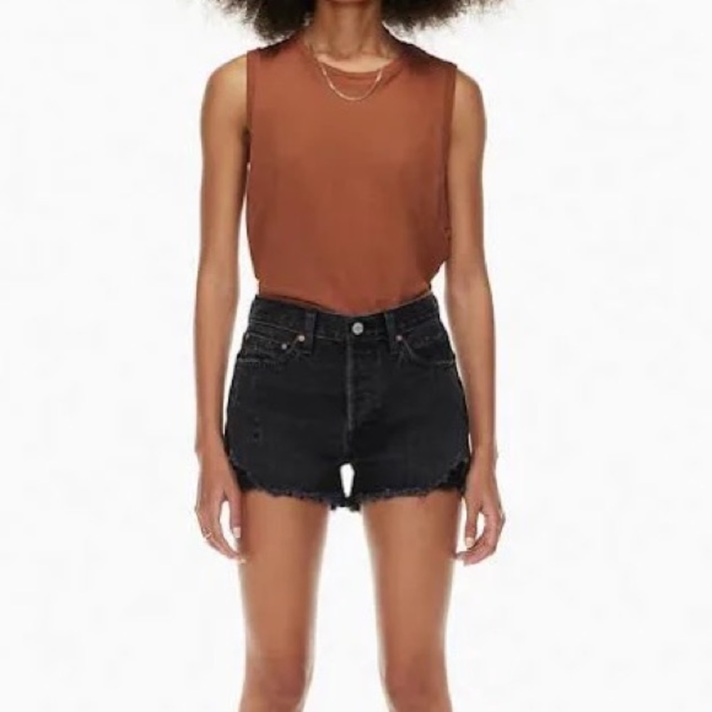 ARITZIA — ex boyfriend black denim short — size 32